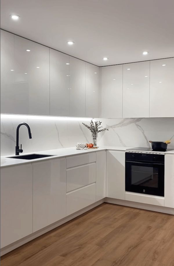 Aménagement cuisine moderne linéaire minimaliste blanche quartier Malabata Tanger